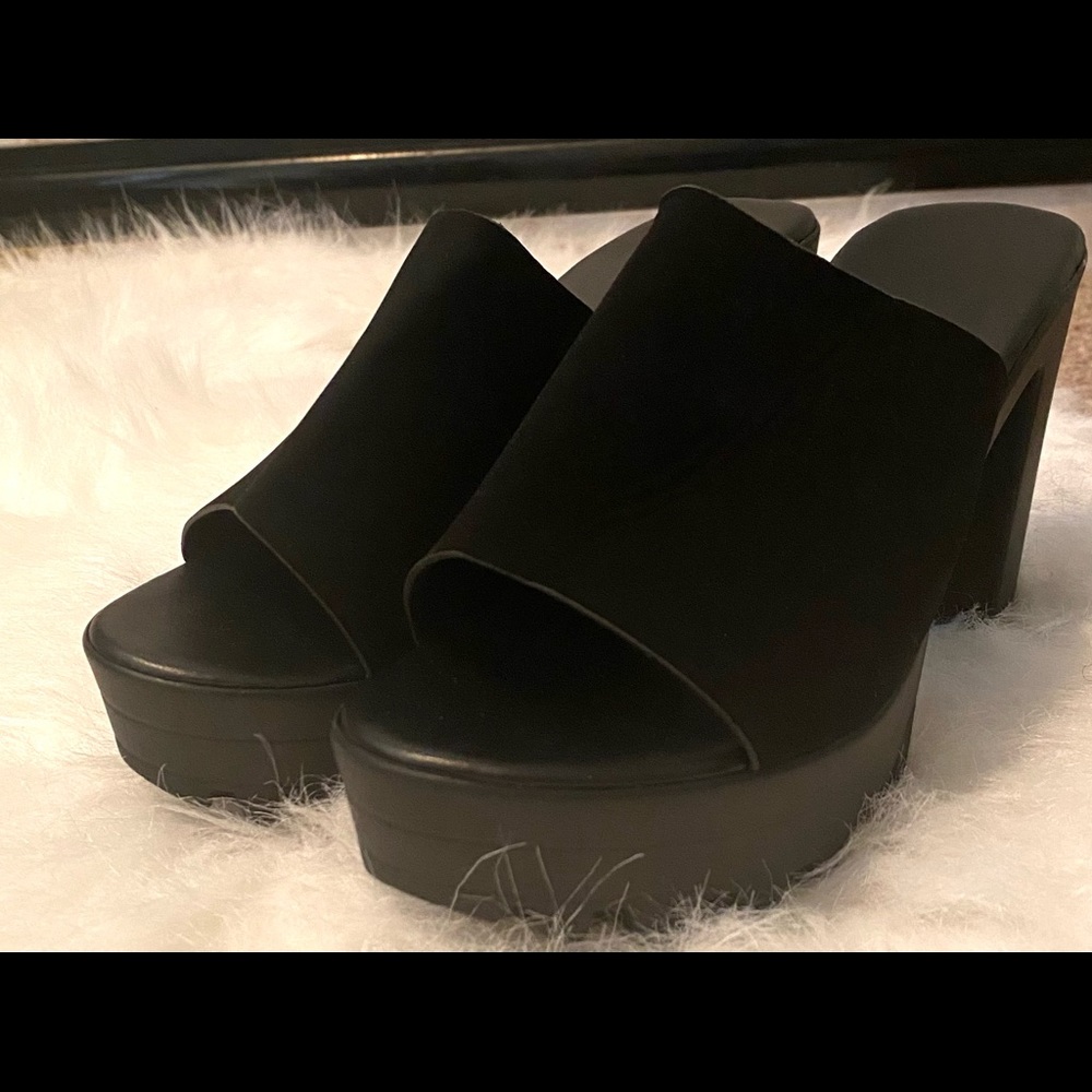 Black, Chunky Block Heel Mule.